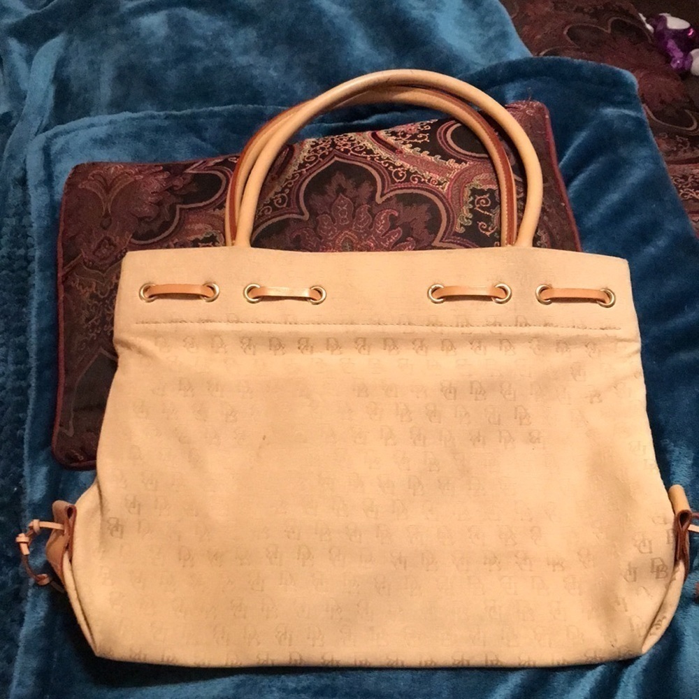 - Very nice Dooney and Bourke Tote! - Picture 4 of 13